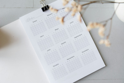 Calendario con cerchi rossi su quattordici giorni consecutivi