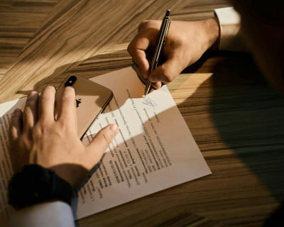 Contratto cartaceo con penna e occhiali da lettura