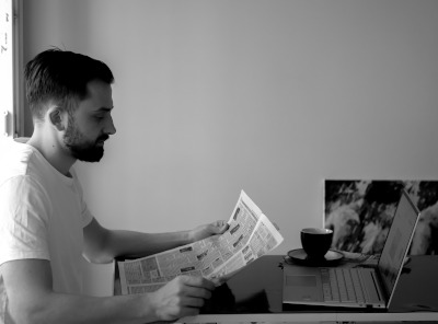 Schermo di un computer con recensioni online e blocchi note accanto