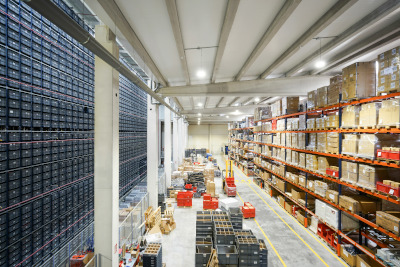 Pacchi di spedizione su uno scaffale di magazzino