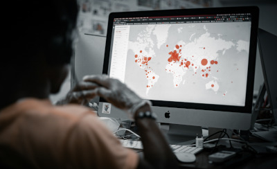 Mappa geografica con segnalibri e taccuino di viaggio